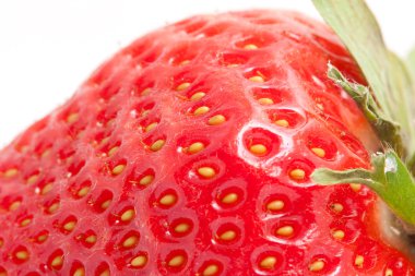 Beyaz arkaplanda çilek