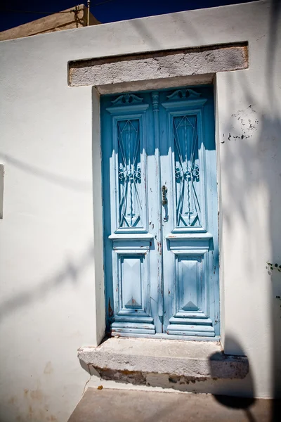 Geleneksel Yunan mavi kapı — Stok fotoğraf
