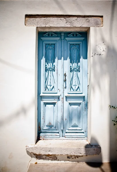 Geleneksel Yunan mavi kapı — Stok fotoğraf