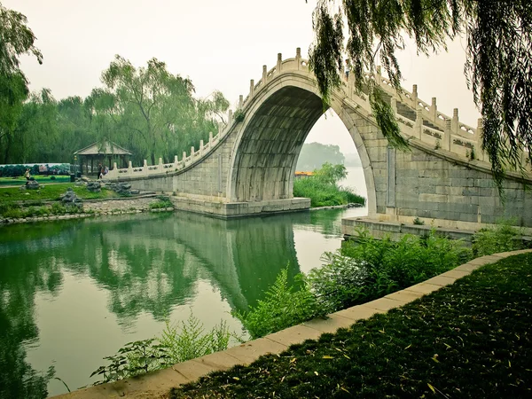 Eine Bogenbrücke am Sommerpalast. — Stockfoto