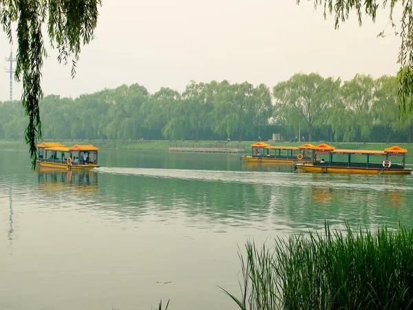 Traditionele boten op het kanaal — Stockfoto