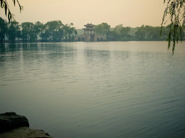 Yaz Sarayı göl üzerinde Çince köprü.