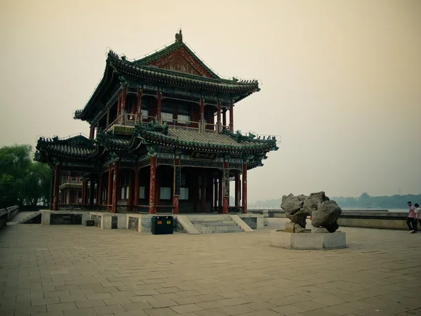 Traditioneller chinesischer Garten mit Teich — Stockfoto