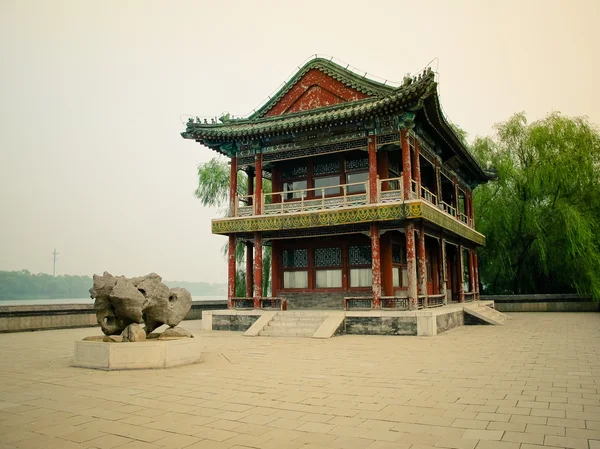 Jardin chinois traditionnel avec étang — Photo