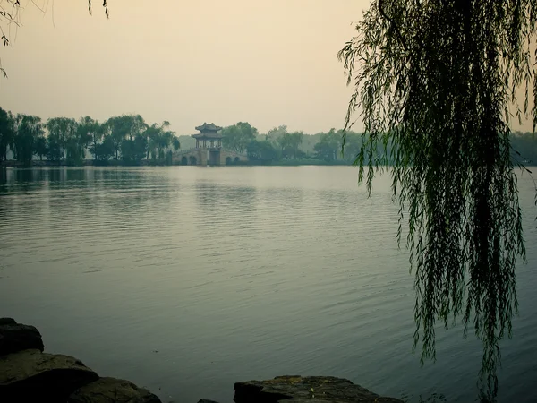 Chinesische Brücke über den Sommerpalastsee. Stockfoto