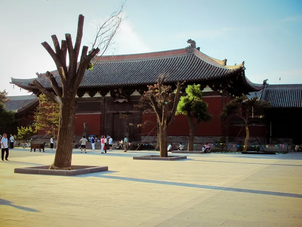 Op het plein voor het chinese gebouw — Stockfoto