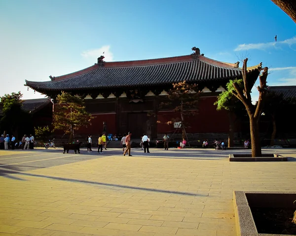 Na praça em frente ao edifício chinês — Fotografia de Stock