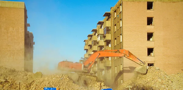 Grävmaskin riva av en gammal byggnad — Stockfoto