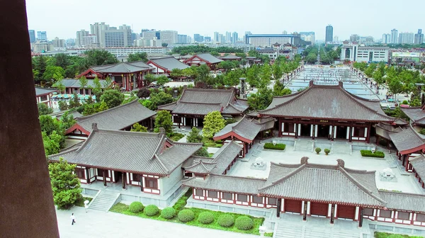Park in de buurt van reus wilde gans pagode xian, china. — Stockfoto