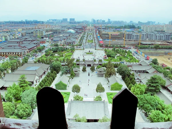 Park in de buurt van reus wilde gans pagode xian, china. — Stockfoto