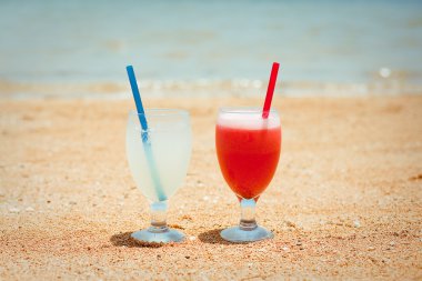 meyve shakes tropik sahilde çifti