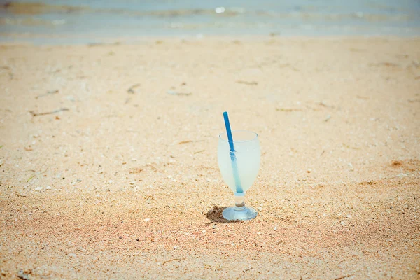 Batido de frutas en la playa — Foto de Stock