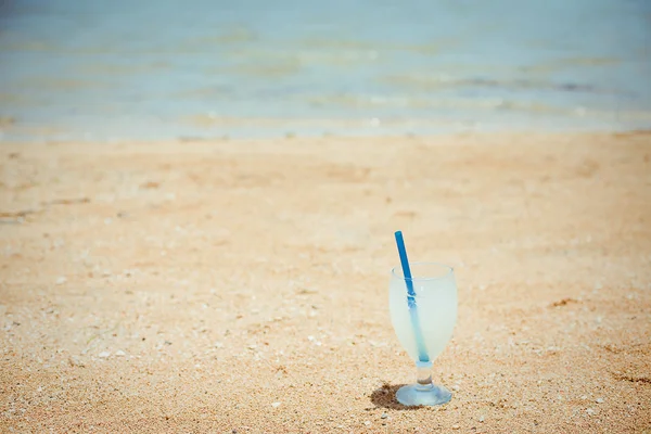 Batido de frutas en la playa — Foto de Stock