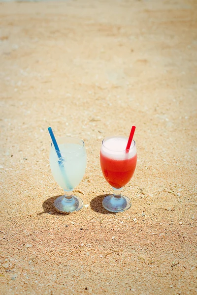 Par de batidos de frutas en la playa tropical — Foto de Stock