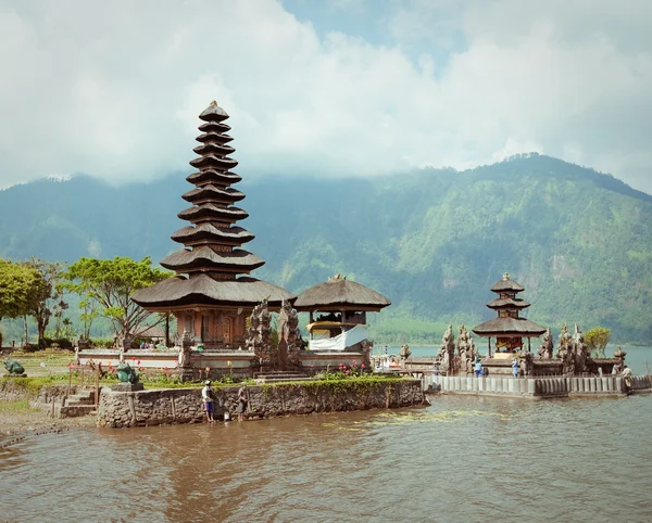 ULUN danu Tapınağı beratan Gölü — Stok fotoğraf