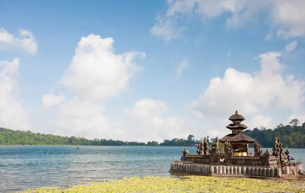 Ulun Danu temple Beratan Lake — Zdjęcie stockowe