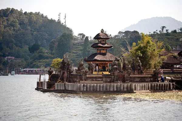 Озеро на фоні тропічних пейзажів поблизу Danu храм Beratan — стокове фото