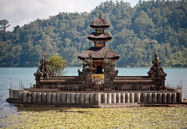 Ulun Danu 사원 Beratan 호수 — 스톡 사진