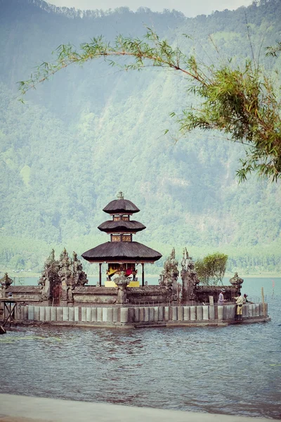 Ulun danu templet beratan sjö — Stockfoto
