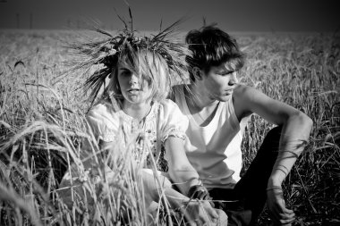 genç erkek ve kadın üzerinde buğday alanı görüntü