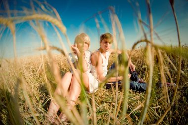 genç erkek ve kadın üzerinde buğday alanı görüntü