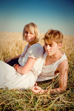 genç erkek ve kadın üzerinde buğday alanı görüntü