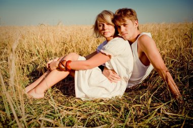 genç erkek ve kadın üzerinde buğday alanı görüntü