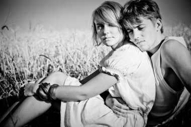 genç erkek ve kadın üzerinde buğday alanı görüntü