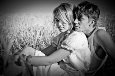 genç erkek ve kadın üzerinde buğday alanı görüntü