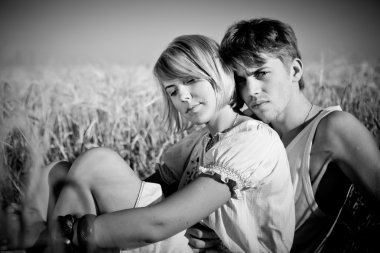 genç erkek ve kadın üzerinde buğday alanı görüntü