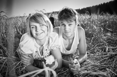 genç erkek ve kadın üzerinde buğday alanı görüntü