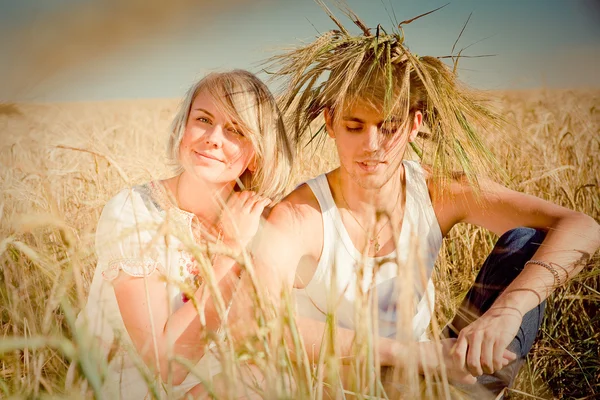 Bild von jungen Mann und Frau auf einem Weizenfeld — Stockfoto