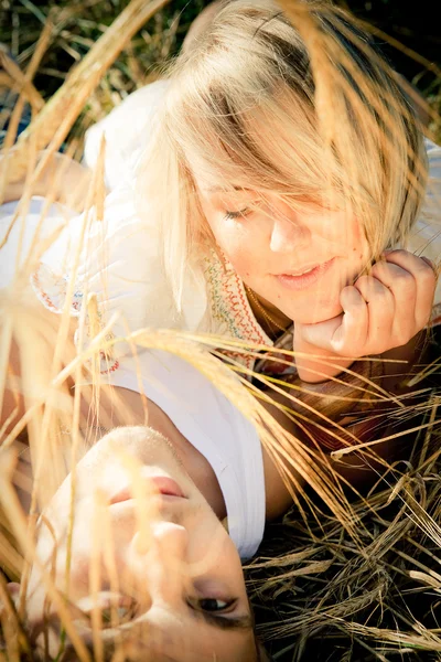 Image d'un jeune homme et d'une jeune femme sur un champ de blé — Photo