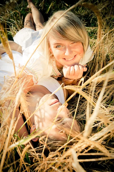 Image d'un jeune homme et d'une jeune femme sur un champ de blé — Photo