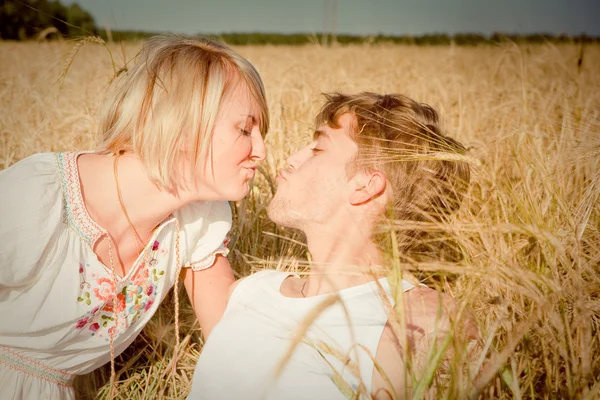 Imagen del joven y la joven en el campo de trigo —  Fotos de Stock