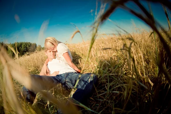 Obrázek mladý muž a žena na pšeničné pole — Stock fotografie