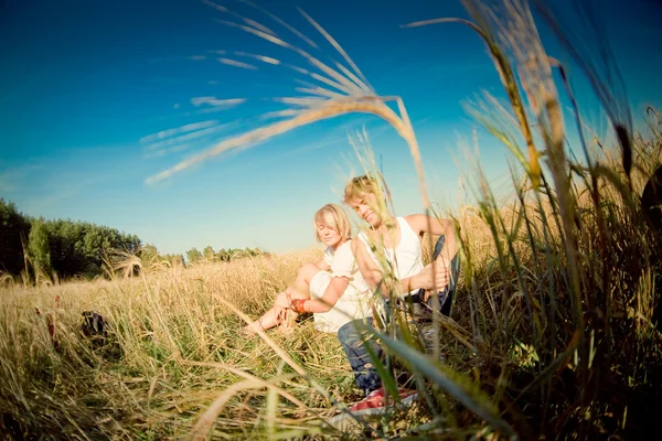 Immagine di giovane uomo e donna sul campo di grano — Foto Stock