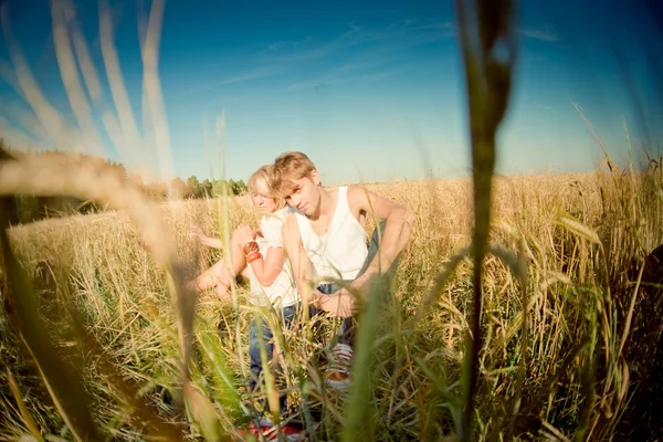 Imagem do jovem e da mulher no campo de trigo — Fotografia de Stock