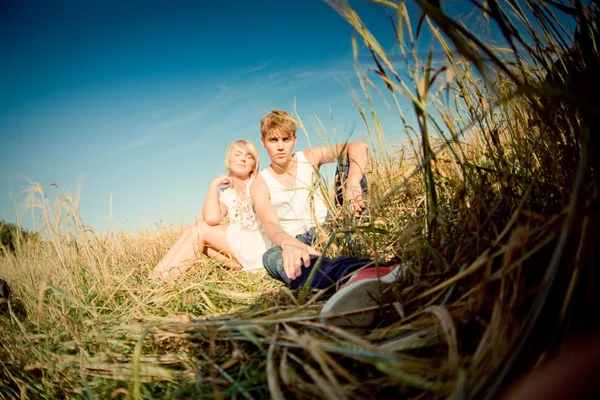 Image of young man and woman on wheat field — Stock Photo, Image