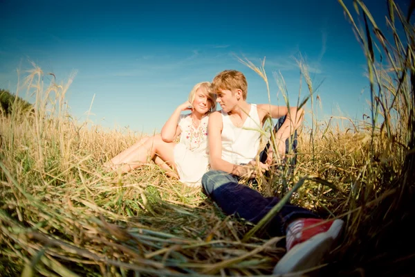 Bilden av ung man och kvinna på vete fält — Stockfoto