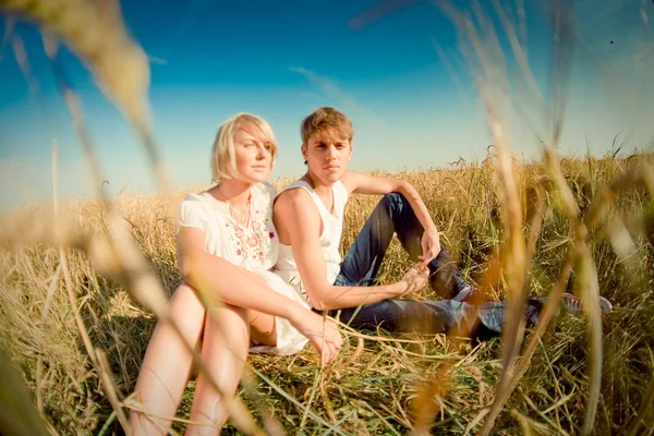 Beeld van jonge man en vrouw op tarweveld — Stockfoto