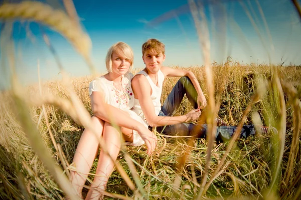 Fiatal férfi és nő a búzamező képe — Stock Fotó