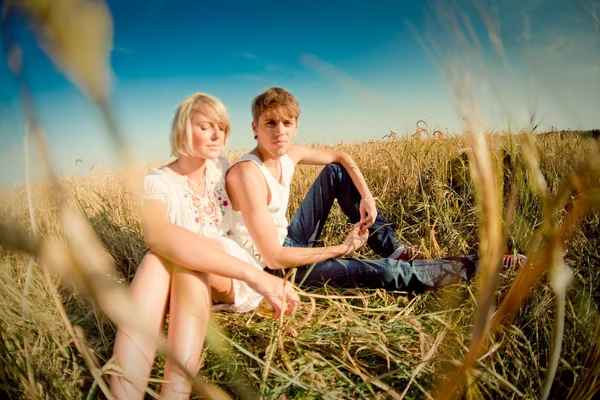 Beeld van jonge man en vrouw op tarweveld — Stockfoto