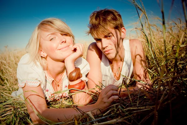 Imagem do jovem e da mulher no campo de trigo — Fotografia de Stock