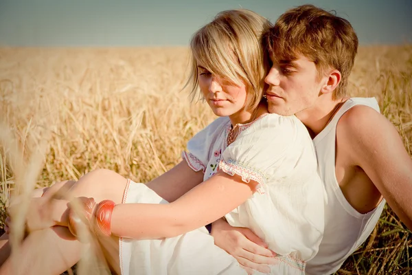 Imaginea unui tânăr și a unei femei pe câmpul de grâu — Fotografie, imagine de stoc
