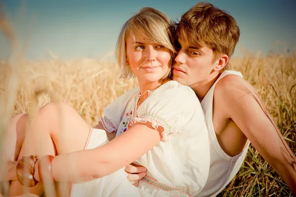 Immagine di giovane uomo e donna sul campo di grano — Foto Stock