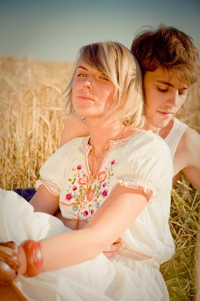 Образ молодого чоловіка і жінки на пшеничному полі — стокове фото