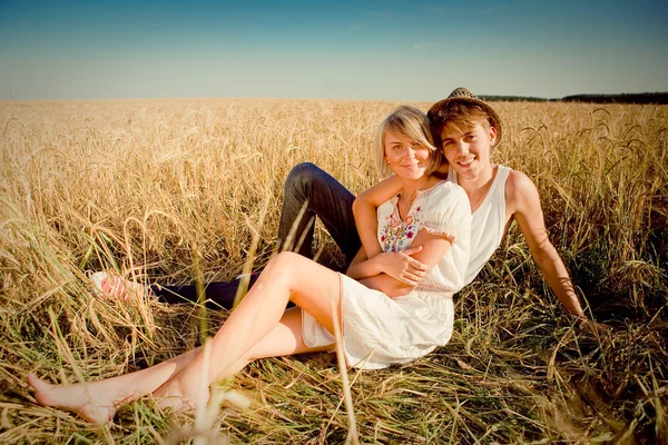 Imagen del joven y la joven en el campo de trigo — Foto de Stock