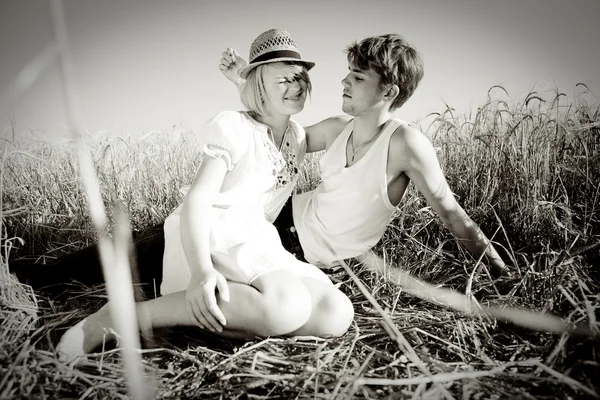 Image of young man and woman on wheat field — Stock Photo, Image