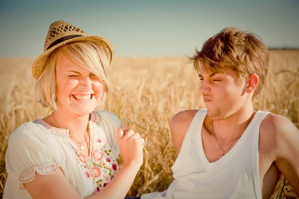 Bild von jungen Mann und Frau auf einem Weizenfeld — Stockfoto